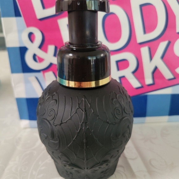 Bath and Body Skull Dispenser with Vampire Blood Foaming Soap NEW - Picture 2 of 2